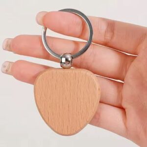 Porte-clés en bois en forme de cœur avec anneau métallique, tenu par une main, idéal pour un cadeau personnalisé.